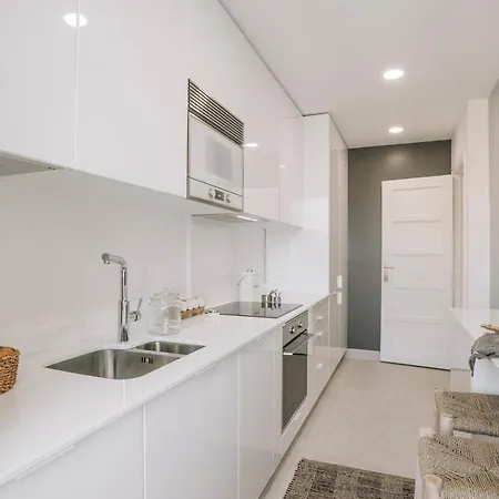 Arne - 3 Bedrooms In Alvalade Lisbon